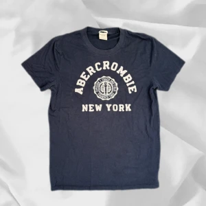 Abercrombie & Fitch - Feeet Abercrombie & Fitch t-shirt i storlek M – enkel att matcha och skön att bära. Ett stilrent val, noggrant utvalt med omsorg av AM Clothing.  📩 Frågor? Hör gärna av dig! 📲 Följ oss här på Plick för fler uppdateringar. ♻️ Tack för att du handlar mer hållbart med AM Clothing!
