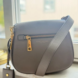 Grå axelväska från Marc Jacobs - En helt ny väska som är använd en till två gånger och är helt ny är köpts för 3700. Pris kan diskuteras.