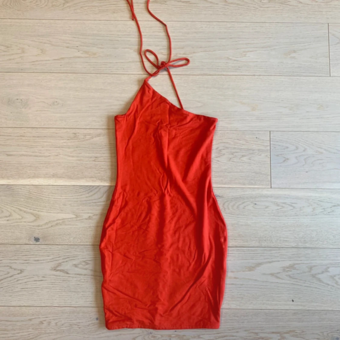 Röd one shoulder kortklänning