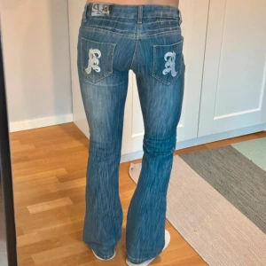 Lågmidjade utsvängda jeans - Superfina lågmidjade jeans med jättesnygga fickor! storlek m men sitter snarare som s, midjemåttet tvärs över är 38 cm och innerbenslängden 81 cm, de är även stretchiga❤️