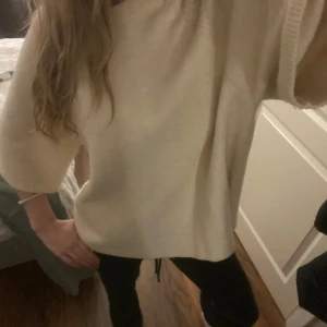Beige trekvarts stickad tröja - Mysig och oversized stickad tröja i beige med rund halsringning och trekvartsärmar. Inga tecken på användning. Passar dig som har S/M.  Hör av er vid frågor!☺️                                          