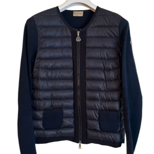 Moncler cardigan dam  - Moncler cardigan tjej marin blå. Storlek M passar även S. Skick felfri! 8.5/10. Pris 2990kr finns att köpa på våran hemsida, Fashionels.com 