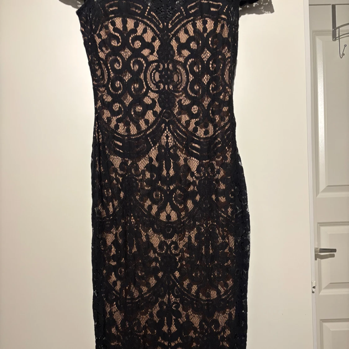 Svart lång spetsklänning med mönster - 3