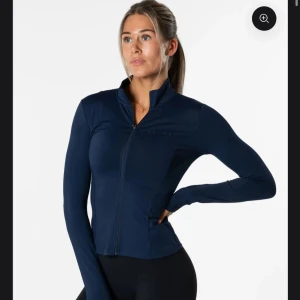 Clean Zip Relode - Clean Zip Longsleeve - Mörkblå från RELODE! Super bra skick, använd fåtal gånger. Strl M men passar även S! Nypris: 699:-🥰 skriv för bilder!