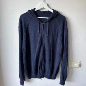 Gran sasso Kashmir hoodie - Säljer denna feta gran sasso hoodien!⭐️Tillverkad i Italien av en lyxig blandning av 85% bomull och 15% kashmir!🙌Storlek 54 Men passar L!🤝Skick : lappen har lossnat men annars mycket bra skick!👍