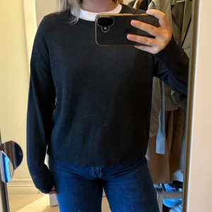 Mörkgrå tröja från Mango - En enkel och stilren mörkgrå tunt stickad tröja från Mango. Strl s💕