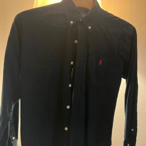 Polo skjorta - Väldigt snygg polo skjorta till ett väldigt rimligt pris skicket är väldigt bra tveka inte på att höra av er!