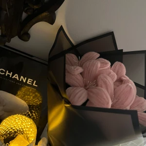 Evighets liljor i rosa färg  - Evighets blommor gjorda av piprensare. Håller hur lönge som hälst och passar bra som gåva för nära och kära . Allting finns på Instagram - floraforever1