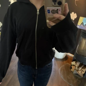 Svart zip hoodie - Säljes pågrund av att jag inte får någon användning för den. Köpt för 400-500kr på weekday i Göteborg. Kom priv för intresse eller frågor🤍