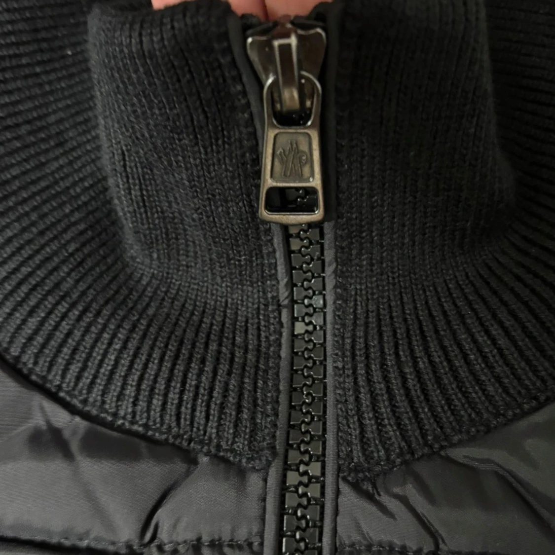 Svart dunväst från Moncler med stickade ärmar - 3