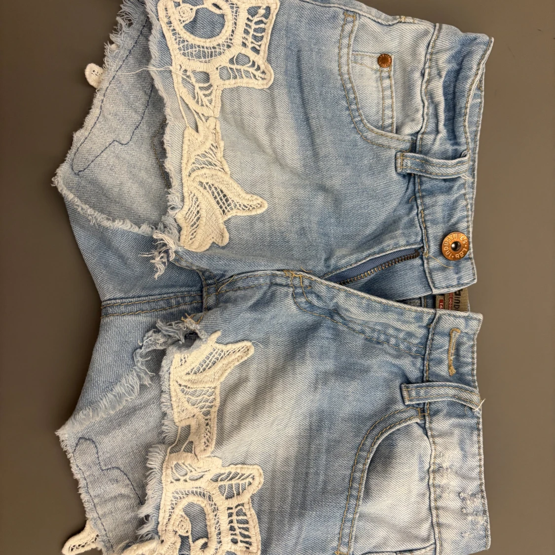 Ljusblå jeansshorts med spetsdetaljer