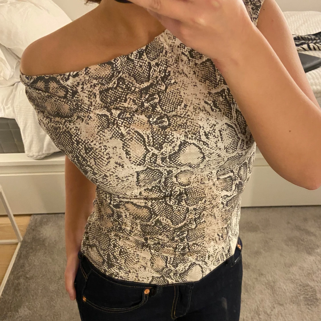 Beige/grå one shoulder topp med ormmönster