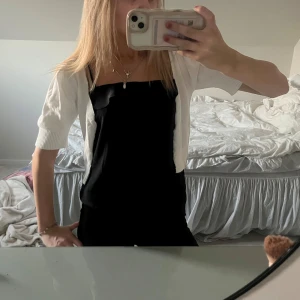 vit bolero - vit bolero , aldrig använd! köpt p vinted men jättefint skick!!