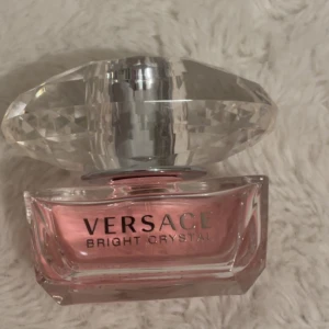 Versace Bright Crystal 50ml EdT - Versace Bright Crystal Eau de Toilette, 50ml. En ikonisk parfym med snygg design, perfekt för dig som vill sticka ut. Tillverkad i Italien. Knappt använd och har stått på hyllan i sval o mörk omgivning! 