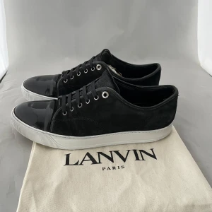Lanvin cap toe - Säljer nu dessa Svarta lanvin cap toe i uk 9 som passar 43 till o med 44, skorna är överlag i mycket fint skick, dustbag och box ingår, skriv för fler bilder/frågor🙌🏼