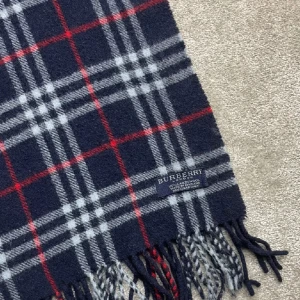 Burberry Scarf - Burberry vintage scarf. Väldigt fint skick. Marinblå 🔵Äkthetscertifikat följer med vid köp!
