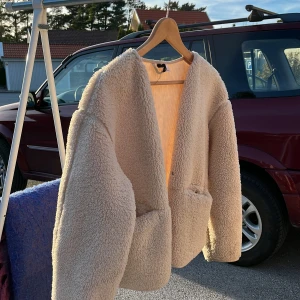 Beige teddyjacka från DIVIDED XS - Mysig beige teddyjacka från DIVIDED i storlek XS. Jackan har en oversized look, stora fickor framtill och är tillverkad i fluffigt teddy-material. Använde den i våras, annars är den i mycket fina skick⭐️🙌