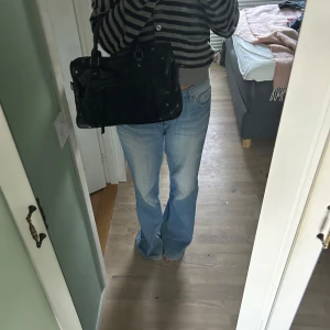 Svart handväska från Gina Tricot - Jättefin väska från ginatricot i väldigt bra skick!☺️