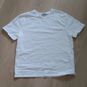 Vit t-shirt från Stradivarius - Vit t-shirt från stradivarius i storlek M. Har bara använt den max 3 gånger och är fortfarande jätte fin. 