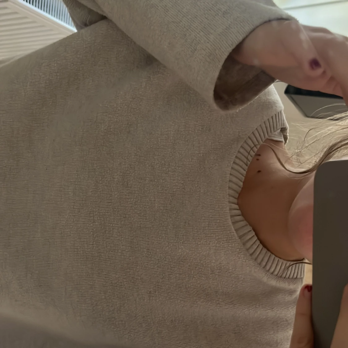 Beige stickad tröja med rund hals - 2