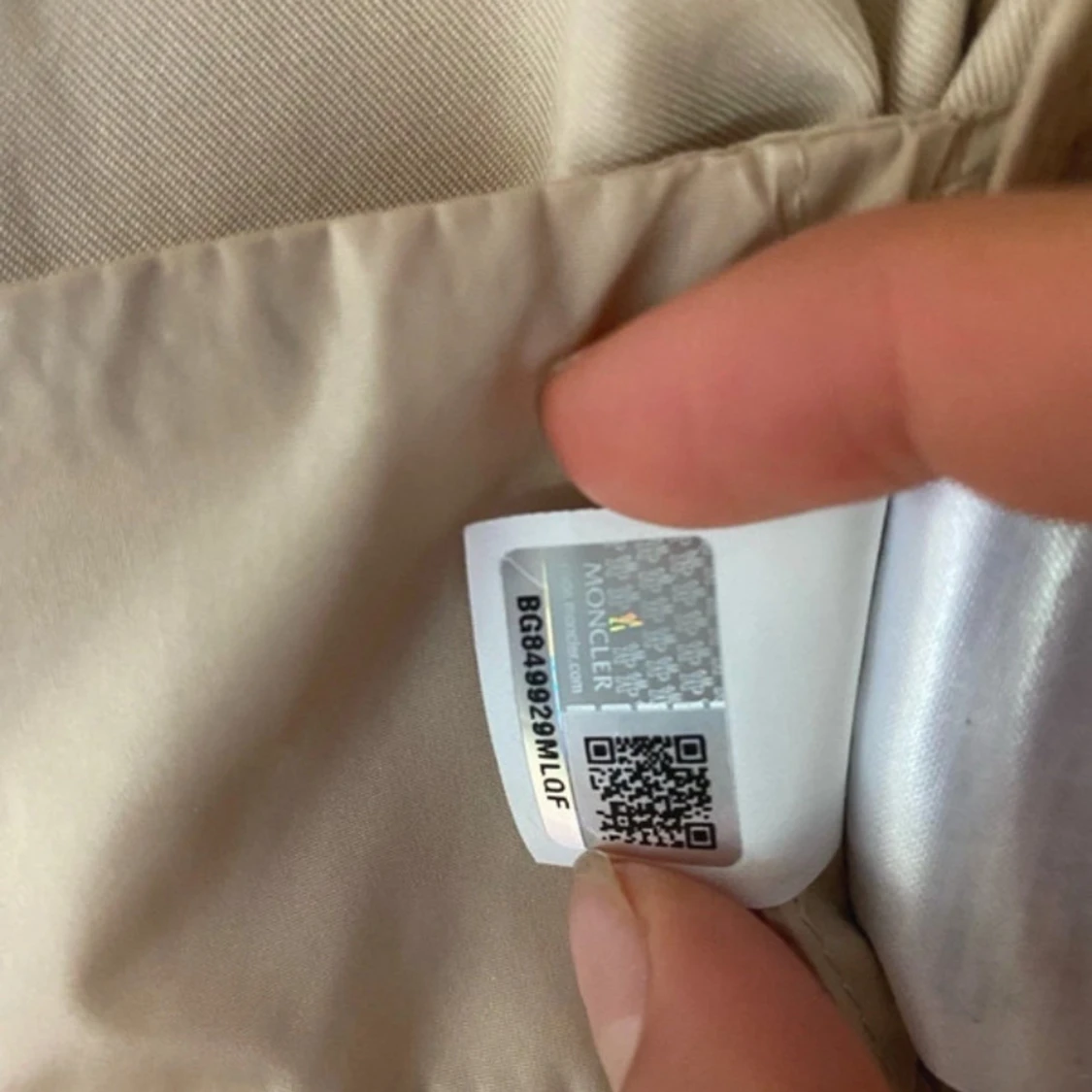 Beige vindjacka från Moncler med huva - 3