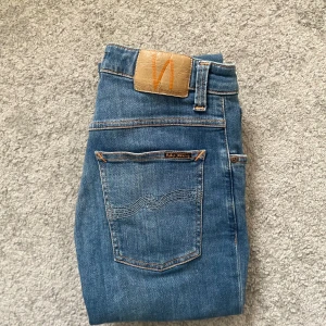 Nudie Jeans - Sjukt snygga jeans från märket Nudie Jeans | Sjukt snygg färg, väldigt eftertraktade | Skick 9/10 - BRA SKICK | Storlek W30 L30 | Jag kan gå ner i pris ‼️Kom gärna med bud och hör av dig vid minsta lilla fråga.