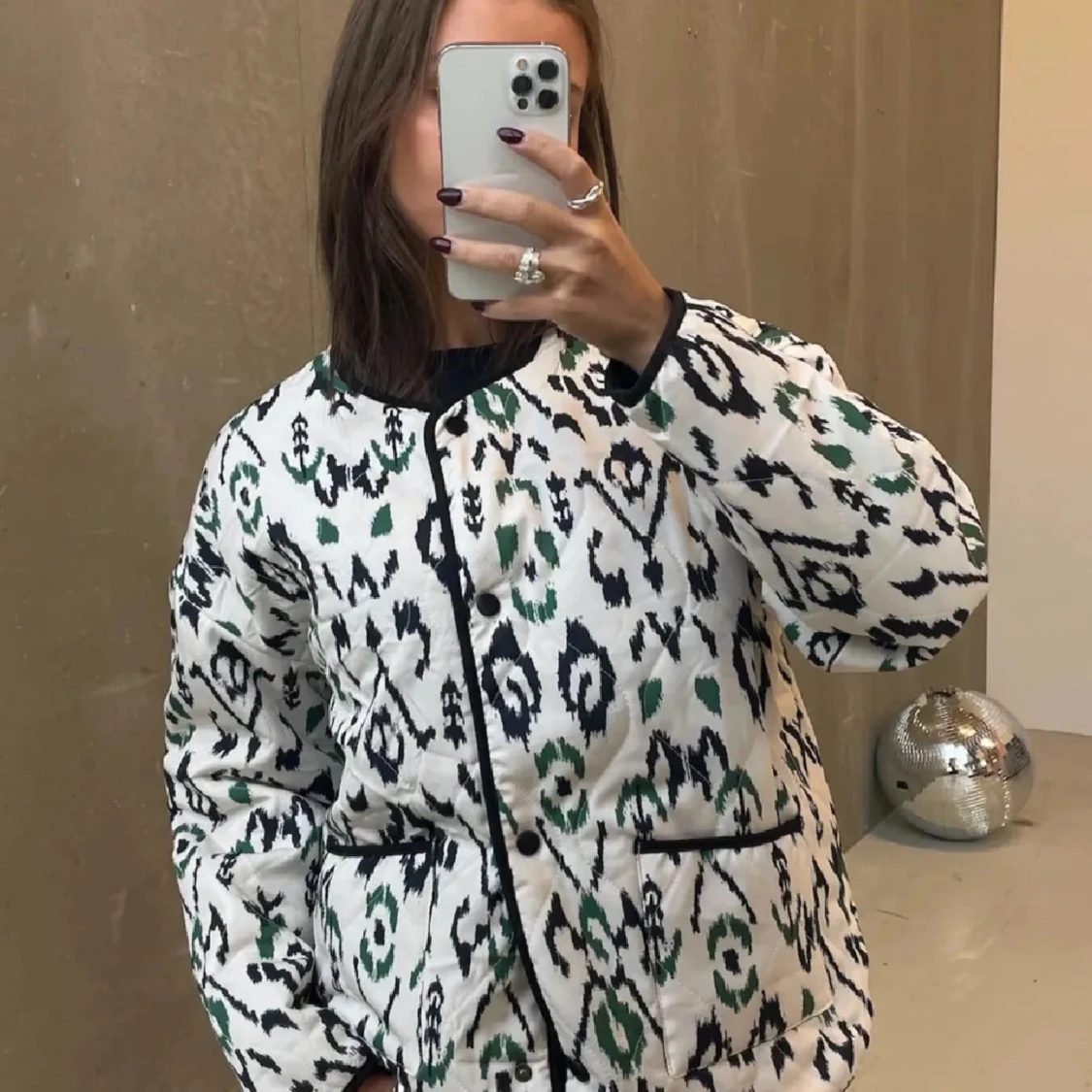 Quiltad mönstrad jacka i vitt och svart ZARA