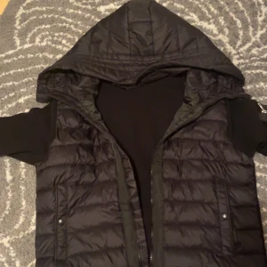 Svart dunväst med huva och stickade ärmar  - Säljer min Moncler cardigan som jag har haft i bara 2veckor. Jag säljer den för att den passa inte mig så mycket. 