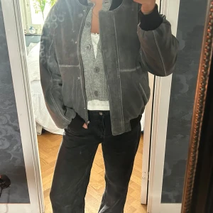 Grå läder bomberjacka oversized - Kör lite intressekoll på min läder jacka jag nyligen köpt. Använd väldigt få gånger, så helt nytt skick om du frågar mig 🫶🏽🫶🏽 köpte för 2900kr 💞 den är sjukt mysig och otrooooligt snygg men den passade inte mig lika bra som jag hade hoppats!