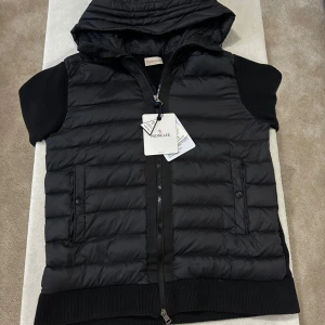 Svart moncler cardigan - Svart moncler cardigan. Använd några gånger, 9/10 skick. Det kommer med tags och moncler påse. Ställ frågor vid fundering! Priset är inte hugget i sten🚨 storlek L men passar M lika bra om inte bättre👍 