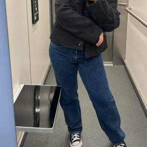 Blå raka jeans med normal passform - Säljer ett par klassiska blå jeans med rak passform och normal midja. Jeansen har en enkel design utan slitningar och är tillverkade i ett robust denimtyg. Perfekta för dig som gillar en tidlös och avslappnad stil. De är i petite storlek vilket gör att de är lite kortade i längden, passar mig som är 152🩷