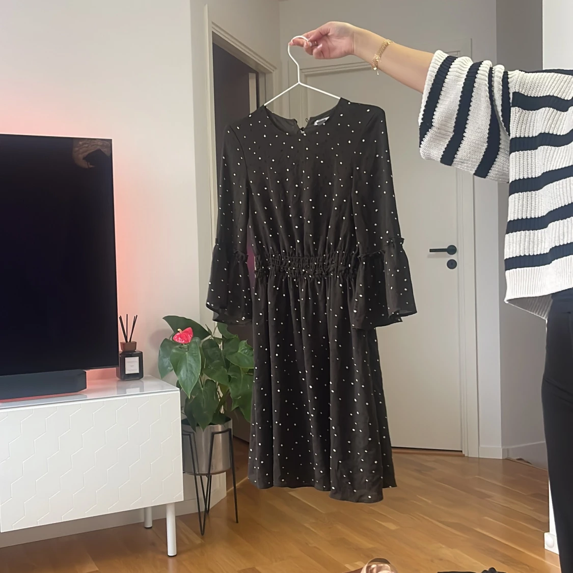 Svart prickig klänning med volangärm