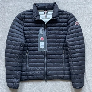 Colmar Jacka st48 - Svart jacka från Colmar                                                    Storlek 48 vilket motsvarar S,                                                                                   Skick: 10/10 (Tag tillkommer)                              BVSA! Mvh Kevin