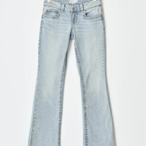 Blå jeans - Säljer dessa slutsålda blå jeans från gina som är low waist. Köptes för 499! Dem passar bra men kommer tyvärr inte till användning🫶🫶De är insydda i midjan så dem passar mer figurnära