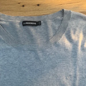 J Lindeberg tröja - Stickad tröja från J.lindeberg i bomul och kashmir blend. Tröjan är i mycket bra skick utan defekter. Vid frågor är det bara att höra av sig!🙌🏻