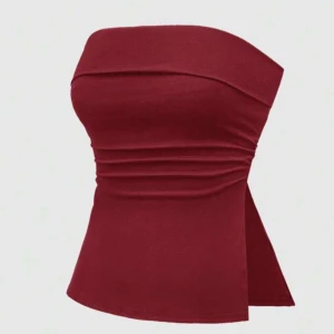 Vinröd tubtopp - Säljer en vinröd tubtopp från SHEIN i storlek XS. Toppen är axelbandslös med bandeau-modell och har snygga rynkade detaljer framtill samt en liten slits på sidan. Anävnd cirka 3 gånger.