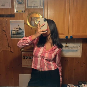 Djerf Avenue Little Shirt Sorbet - Säljer en snygg skjorta från Djerf Avenue i storlek XS. Skjortan har ett randigt mönster i olika nyanser av rosa 🩷