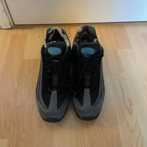 Nike X Corteiz - Snygga Nike sneakers i svart och grått med coola camo-detaljer i fodret och turkosa loggor. Skorna har snörning, meshpaneler och en chunky sula som ger en sportig vibe. Perfekta för dig som vill sticka ut med unika detaljer och streetstyle. Nästan nya anväds ett fåtal gånger. Har inte används på länge däför jag säljer dom. Kan diskutera pris vid snabb afärr