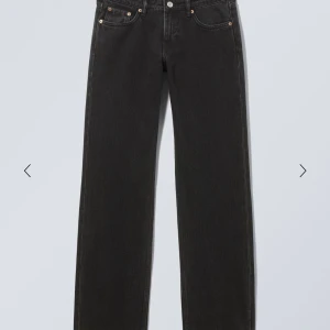 Svarta raka jeans från weekday - Svarta jeans från weekday, modellen arrow low. De är lågmidjade och långa i benen. Passar mig som är 170. Säljs pga för stora på mig så därför är inte passformen på bild 2 så bra. Storlek 27 längd 34. Nypris 590kr