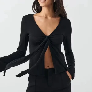 Svart långärmad knytblus - Säljer en söt blus från Gina tricot. Den har inga defekter. Nypris 300kr💞