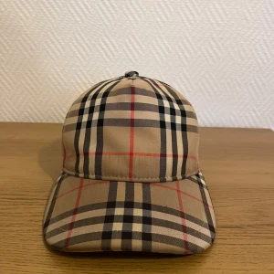 Burberry Keps - Säljer min burberry keps eftersom att jag ej använder den längre, och det är inte min stil. Har tagit hand om den väl och den ser bra ut. Svarar på alla frågor.                                                         -Pris kan diskuteras