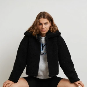Svart teddyjacka  - Säljer en svart teddyjacka med dragkedja framtill. Jackan har en loose passform och är tillverkad i mjukt fleece-material som ger en skön och chill vibe. Perfekt för dig som gillar streetstyle och vill ha något varmt och fluffigt. 