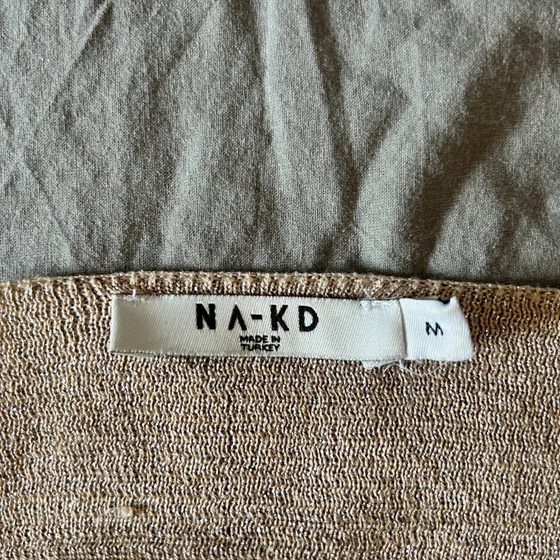 Guld croppad topp från NA-KD - 1