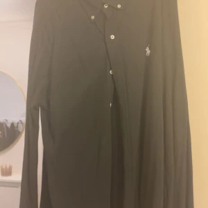 Svart långärmad skjorta Polo Ralph Lauren - Svart långärmad skjorta från Polo Ralph Lauren, Liten i storlek passar L
