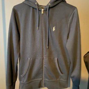 Mörkblå Tracksuit från Ralph Lauren - Mörkblå hoodie och byxor från Ralph Lauren i storlek XS men passar S. Du kan köpa tröjan och byxorna var för sig. Tröja ligger ute för 1350kr och byxorna för 900kr. Sammanlagt 2250 för båda. priset är inte spikat. Fler frågor så är det bara att kontakta 