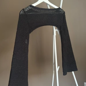  Cover för klänningar och toppar  -  Det här är en cover som man kan ha med ett linne och ett par jeans eller en klänning som jag har exempelvis på bilden. Det är en del för att skapa lite sex Inez med the spetsen. 🌸