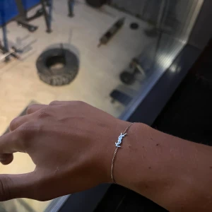 Saint Laurent silverarmband - Snyggt och stilrent armband från Saint Laurent i silverfärgad metall. Tunn kedja med YSL-logga framtill och liten bricka med märkets namn vid låset. Perfekt accessoar för dig som gillar minimalistisk och exklusiv design.