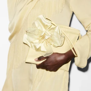 Läderväska från Other stories! - Skit fin läderväska i fin gul färg från Other stories, köpte för 790kr och har använts en gång :) 