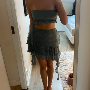 Zara Set - Super coolt set från Zara. Går att använda separat och styla på olika sätt. Kjolen använd en gång. Kjolen är L och toppen är S