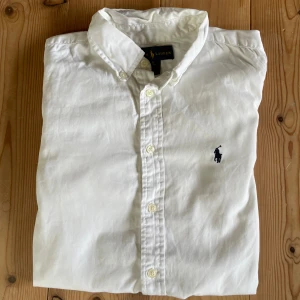 Ralph Lauren skjorta - Vit Ralph Lauren skjorta|Skick 9,5/10| storlek 16 customfit, från 160cm-170cm lång för att passa